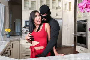 Lút cán khiến lồn em sướng co bóp bên trong