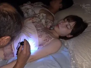 「童貞ってバレたらうちの娘に嫌われちゃうかもよ？」初めて彼女ができたのに…彼女・環奈の母親・優の誘惑に負けてしまう昇。環奈ともしたことのない初キス・初フェラ…筆下ろしセックスで中出しまで！