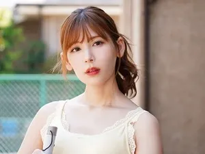 Cô gái dùng cặp vú luôn tự hào của mình để quyến rũ bồ nhỏ bạn thân
