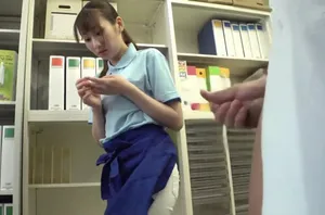 Đi xem phim một mình, thanh niên bị chị gái thánh dâm kế bên sờ trym