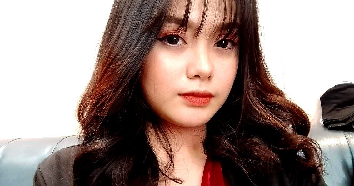 Cô vợ nhỏ quyến rũ lộ mặt và quan hệ tình dục nồng nhiệt với anh trai mình. Cô ấy ấn xuống và đụ mạnh vào con cặc lớn. Cô ấy rên rỉ đầy quyến rũ và liếm nhẹ nhàng con cặc lớn. Cô ấy ngồi trên người anh trai một cách say mê